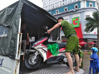 Đường ngập như sông, công an ra quân cứu hộ người dân ảnh 6 Đường ngập như sông, công an ra quân cứu hộ người dân ảnh 6