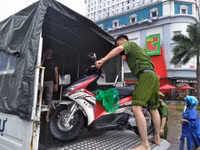 Đường ngập như sông, công an ra quân cứu hộ người dân ảnh 6