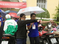 Hình ảnh đẹp: Sinh viên tình nguyện chịu ướt, che mưa cho thí sinh ảnh 5 Hình ảnh đẹp: Sinh viên tình nguyện chịu ướt, che mưa cho thí sinh ảnh 5