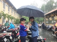 Hình ảnh đẹp: Sinh viên tình nguyện chịu ướt, che mưa cho thí sinh ảnh 7 Hình ảnh đẹp: Sinh viên tình nguyện chịu ướt, che mưa cho thí sinh ảnh 7