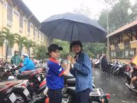 Hình ảnh đẹp: Sinh viên tình nguyện chịu ướt, che mưa cho thí sinh ảnh 7
