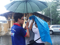 Hình ảnh đẹp: Sinh viên tình nguyện chịu ướt, che mưa cho thí sinh ảnh 6 Hình ảnh đẹp: Sinh viên tình nguyện chịu ướt, che mưa cho thí sinh ảnh 6