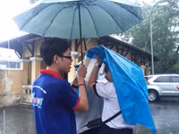 Hình ảnh đẹp: Sinh viên tình nguyện chịu ướt, che mưa cho thí sinh ảnh 6