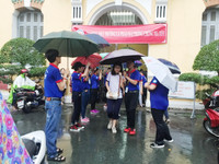 Hình ảnh đẹp: Sinh viên tình nguyện chịu ướt, che mưa cho thí sinh ảnh 1 Hình ảnh đẹp: Sinh viên tình nguyện chịu ướt, che mưa cho thí sinh ảnh 1