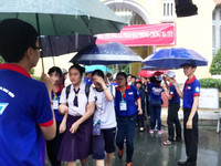 Hình ảnh đẹp: Sinh viên tình nguyện chịu ướt, che mưa cho thí sinh ảnh 4 Hình ảnh đẹp: Sinh viên tình nguyện chịu ướt, che mưa cho thí sinh ảnh 4
