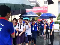 Hình ảnh đẹp: Sinh viên tình nguyện chịu ướt, che mưa cho thí sinh ảnh 4