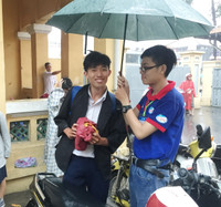Hình ảnh đẹp: Sinh viên tình nguyện chịu ướt, che mưa cho thí sinh ảnh 8 Hình ảnh đẹp: Sinh viên tình nguyện chịu ướt, che mưa cho thí sinh ảnh 8