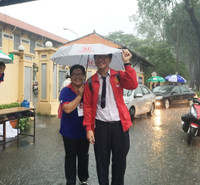 Hình ảnh đẹp: Sinh viên tình nguyện chịu ướt, che mưa cho thí sinh ảnh 2 Hình ảnh đẹp: Sinh viên tình nguyện chịu ướt, che mưa cho thí sinh ảnh 2