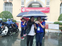 Hình ảnh đẹp: Sinh viên tình nguyện chịu ướt, che mưa cho thí sinh ảnh 3 Hình ảnh đẹp: Sinh viên tình nguyện chịu ướt, che mưa cho thí sinh ảnh 3