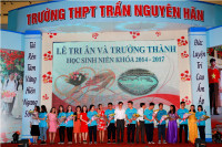 Độc đáo lễ rửa tay tri ân cha mẹ của học sinh khối 12 ảnh 1 Độc đáo lễ rửa tay tri ân cha mẹ của học sinh khối 12 ảnh 1