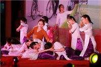 Độc đáo lễ rửa tay tri ân cha mẹ của học sinh khối 12 ảnh 7 Độc đáo lễ rửa tay tri ân cha mẹ của học sinh khối 12 ảnh 7