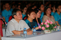 Độc đáo lễ rửa tay tri ân cha mẹ của học sinh khối 12 ảnh 3 Độc đáo lễ rửa tay tri ân cha mẹ của học sinh khối 12 ảnh 3