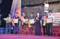 Vinh danh nghệ nhân ưu tú trong lĩnh vực văn hóa phi vật thể ảnh 2