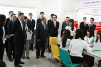 Bộ trưởng Bộ Kinh tế, Thương mại và Công nghiệp Nhật Bản thăm và làm việc với HUTECH ảnh 2 Bộ trưởng Bộ Kinh tế, Thương mại và Công nghiệp Nhật Bản thăm và làm việc với HUTECH ảnh 2