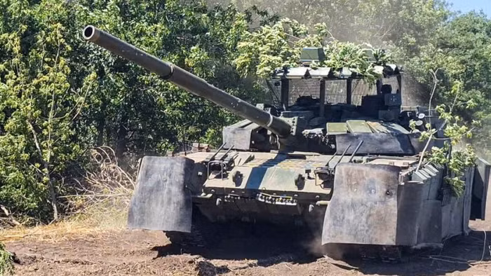 Vì sao hệ thống Arena-M nâng cấp không thể cứu xe tăng T-72B3A khỏi FPV Ukraine?