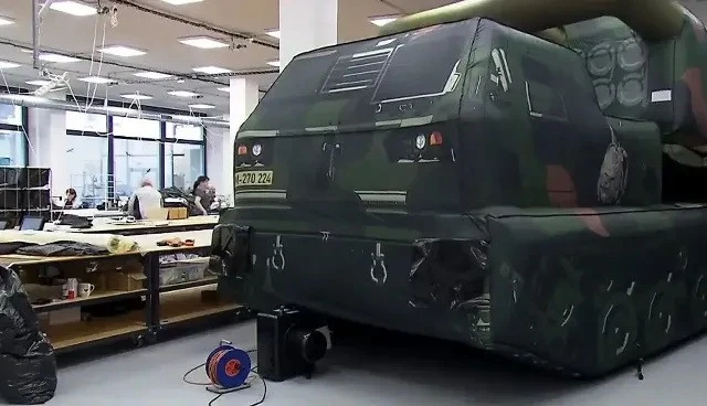 Mô hình bơm hơi không còn đánh lừa được vũ khí hủy diệt trên chiến trường