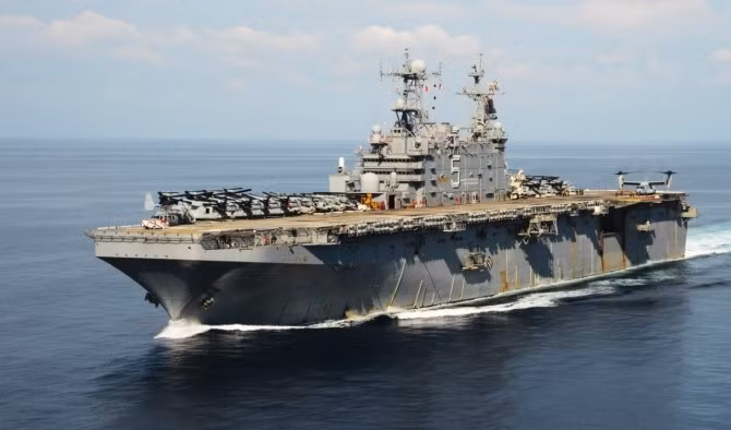 Tàu ​​đổ bộ cỡ lớn USS Peleliu của Mỹ bị xuồng cảm tử đánh chìm