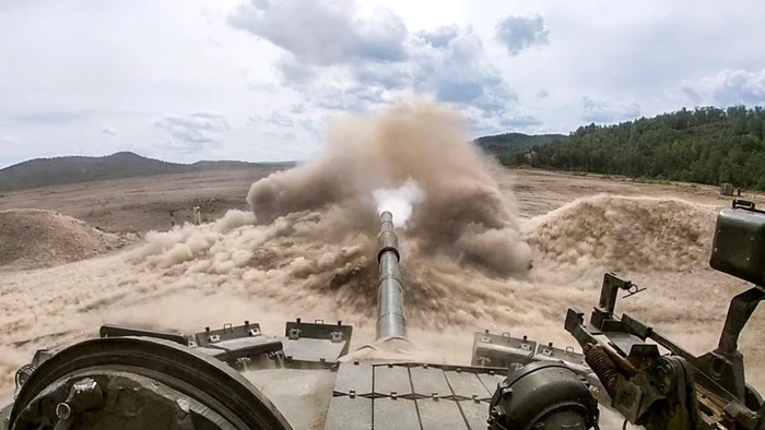 Xe tăng T-80BVM sống sót sau 18 phát bắn từ máy bay không người lái Ukraine