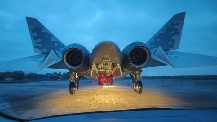 Bức ảnh hiếm hoi tiết lộ khoang vũ khí của tiêm kích Su-57