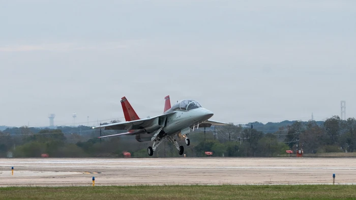 Bàn giao chiếc T-7A Red Hawk đầu tiên để sử dụng trong chiến đấu