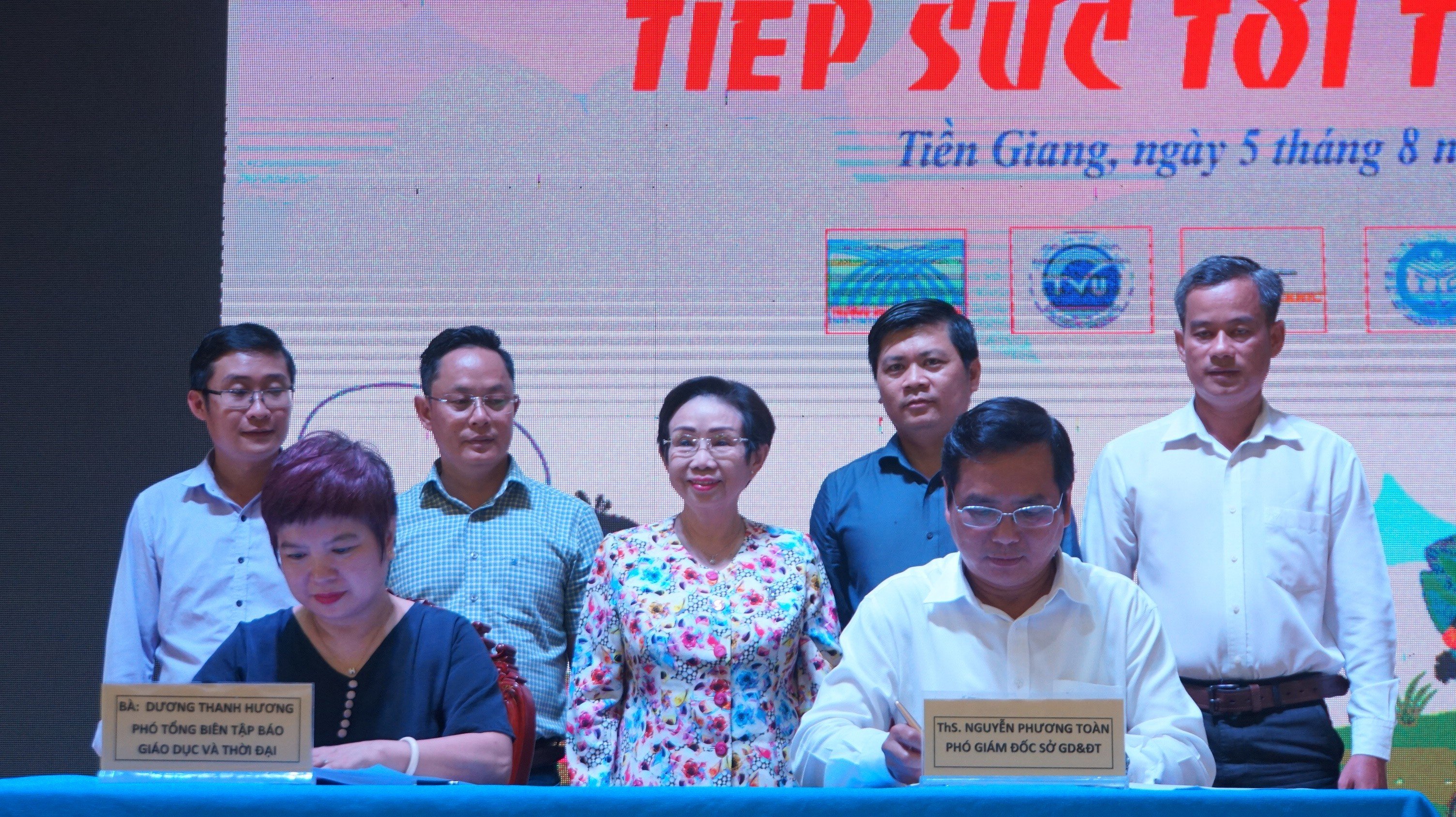 Nhà báo Dương Thị Thanh Hương, Phó Tổng biên tập Báo Giáo dục và Thời đại (bên trái) và ông Nguyễn Phương Toàn - Phó Giám đốc Sở GD&ĐT tỉnh Tiền Giang (bên phải) ký thỏa thuận hợp tác. Ảnh: Mạnh Tùng Nhà báo Dương Thị Thanh Hương, Phó Tổng biên tập Báo Giáo dục và Thời đại (bên trái) và ông Nguyễn Phương Toàn - Phó Giám đốc Sở GD&ĐT tỉnh Tiền Giang (bên phải) ký thỏa thuận hợp tác. Ảnh: Mạnh Tùng