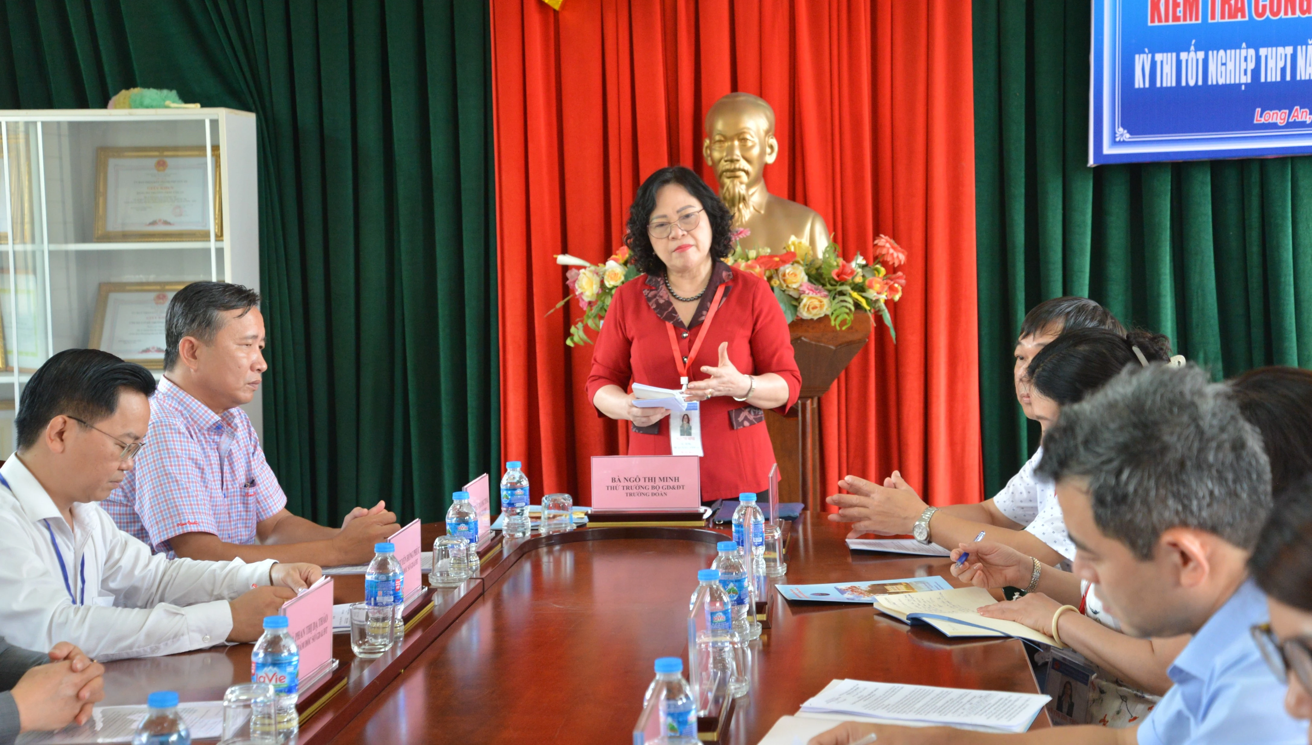 Thứ trưởng Bộ GD&amp;ĐT Ngô Thị Minh dẫn đầu đoàn công tác làm việc với hội đồng chấm thi tốt nghiệp THPT 2023 tại tỉnh Long An.