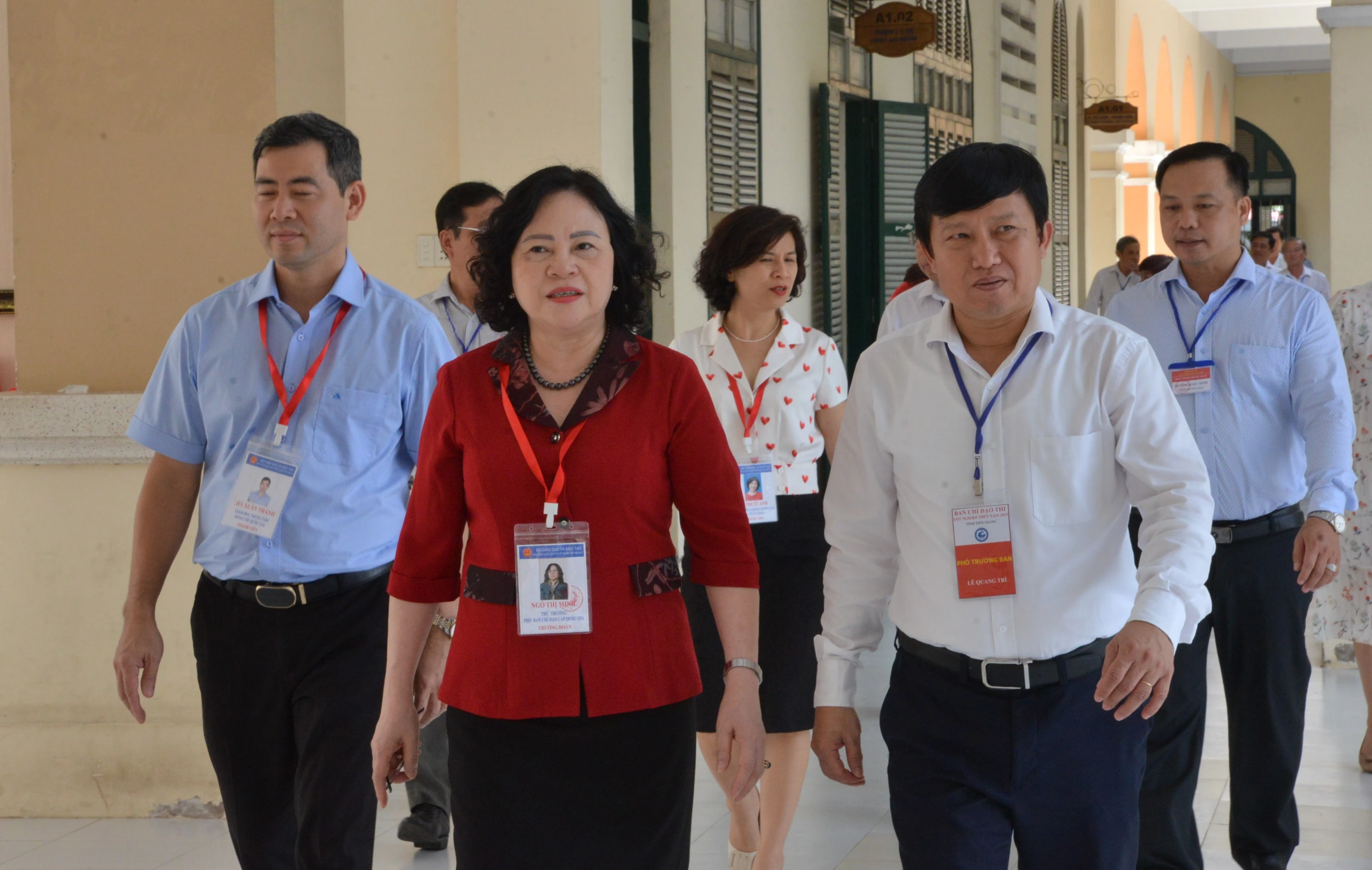 Thứ trưởng Ngô Thị Minh kiểm tra công tác chấm thi tại tỉnh Tiền Giang.