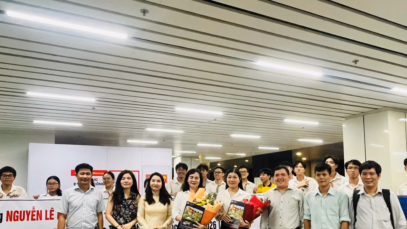 Giáo viên Trường THPT chuyên Lê Hồng Phong (TPHCM) trong buổi đón học sinh đạt Huy chương đồng Olympic Trí tuệ nhân tạo quốc tế. Ảnh: P.N