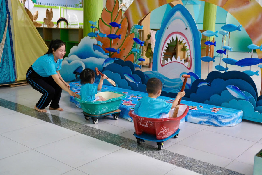 Trẻ được khơi gợi khám phá, trải nghiệm từ không gian lớp học mở. lay-tre-lam-trung-tam-so-gddt-da-nang.jpg