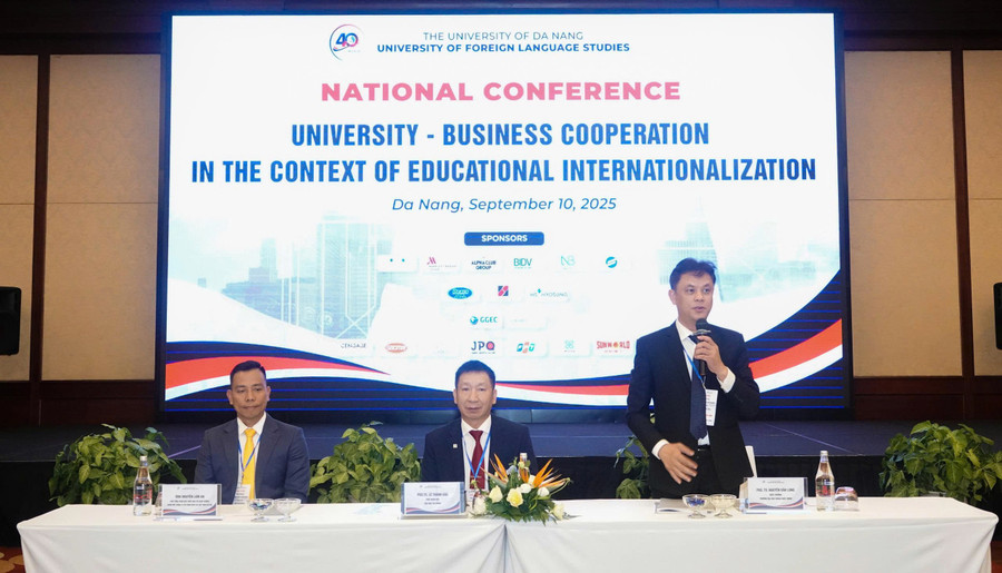 PGS.TS Nguyễn Văn Long, Hiệu trưởng Trường Đại học Ngoại ngữ, Đại học Đà Nẵng phát biểu tại hội thảo. hoi-thao-dai-hoc-ngoai-ngu-da-nang.jpg