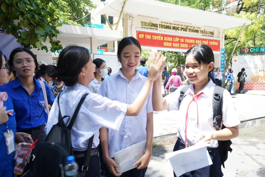 Thí sinh dự thi tại điểm coi thi Trường THPT Trần Phú (Đà Nẵng) phấn khởi với đề thi môn Ngữ văn. 
