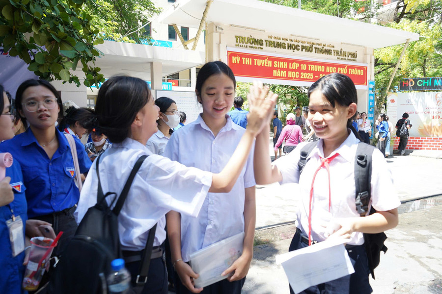 Thí sinh dự thi tại điểm coi thi Trường THPT Trần Phú (Đà Nẵng) phấn khởi với đề thi môn Ngữ văn. 
