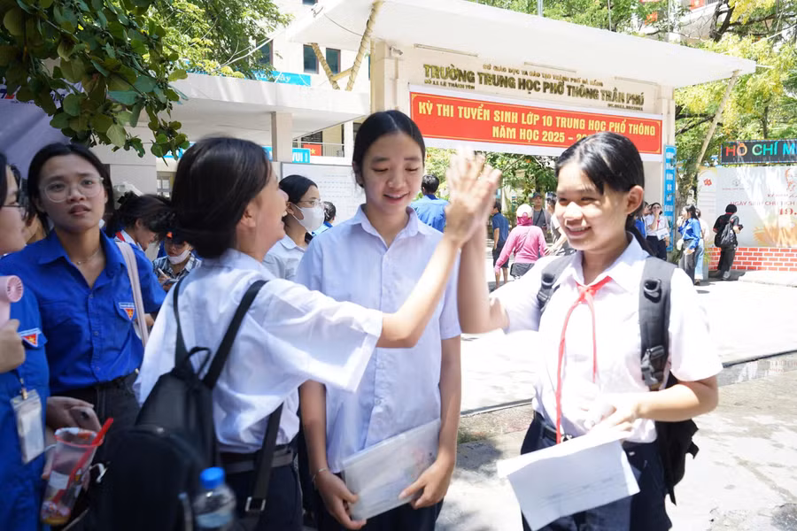 Thí sinh dự thi tại điểm coi thi Trường THPT Trần Phú (Đà Nẵng) phấn khởi với đề thi môn Ngữ văn. 