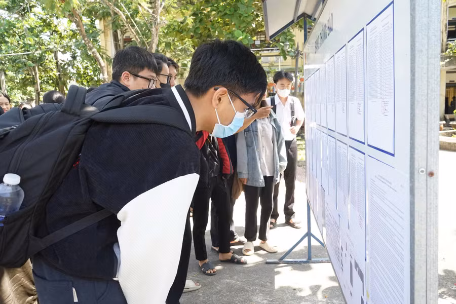 Thí sinh dự thi tốt nghiệp THPT năm 2025 tại điểm thi Trường THPT Phạm Phú Thứ (Đà Nẵng) 