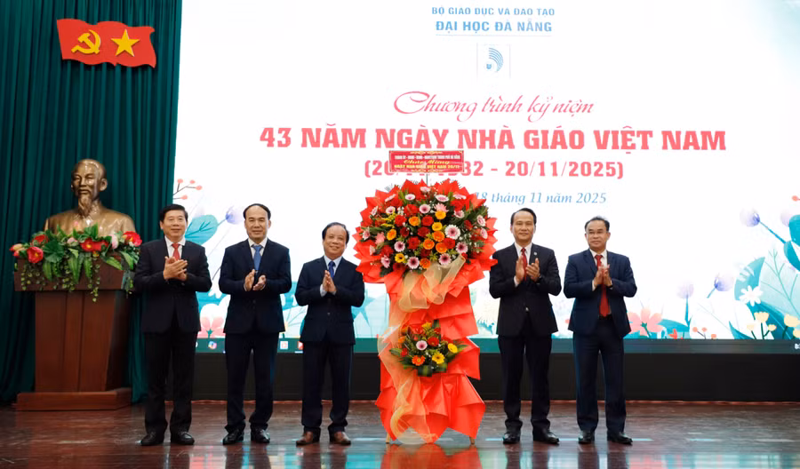 Đại diện lãnh đạo thành phố tặng hoa chúc mừng.