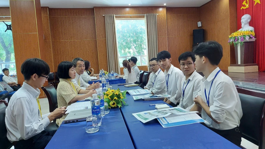 Sinh viên Trường Đại học Bách khoa, Đại học Đà Nẵng tham gia phỏng vấn tuyển dụng trong chương trình phát triển nguồn nhân lực Nhật – Việt.