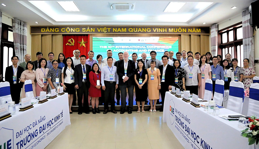 Các đại biểu chụp ảnh lưu niệm phiên khai mạc Hội thảo quốc tế về Kế toán và Tài chính - COAF2025.