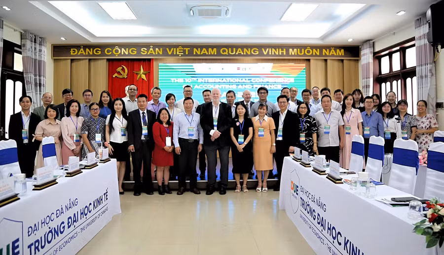 Các đại biểu chụp ảnh lưu niệm phiên khai mạc Hội thảo quốc tế về Kế toán và Tài chính - COAF2025.