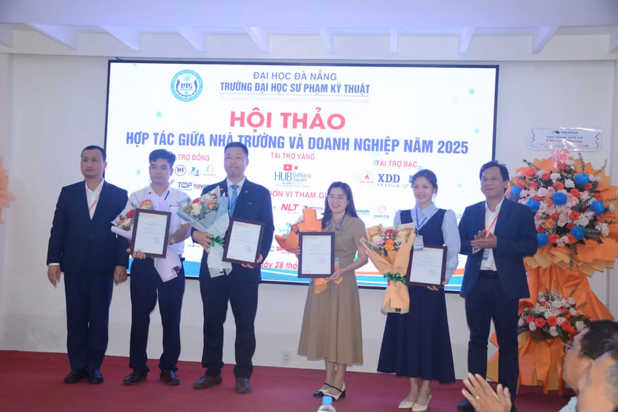 Trường Đại học Sư phạm Kỹ thuật, Đại học Đà Nẵng vinh danh các doanh nghiệp có nhiều đóng góp, hỗ trợ nhà trường trong hợp tác đào tạo - chuyển giao. 