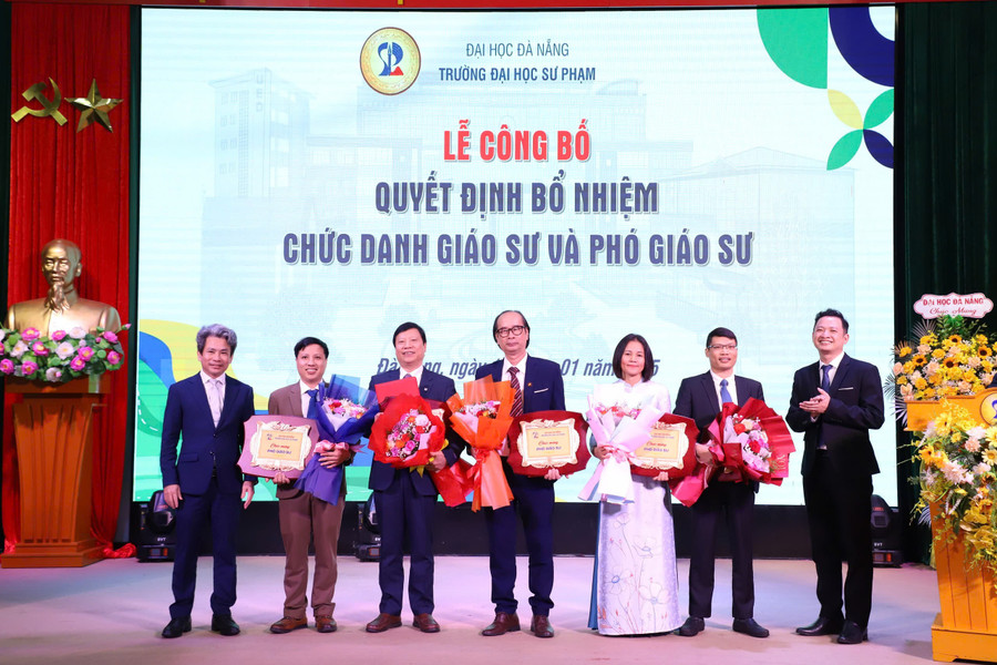anh-3-trao-quyet-dinh-bo-nhiem-va-vinh-danh-pgs.jpg