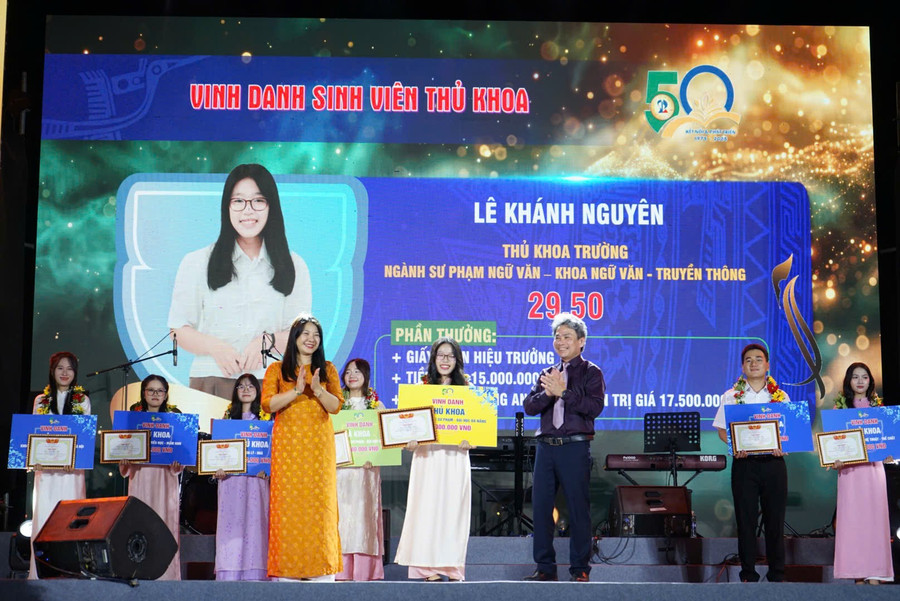 Đại diện Ban giám hiệu Trường Đại học Sư phạm - Đại học Đà Nẵng khen thưởng thủ khoa toàn trường. khai-khoa-2025-truong-dai-hoc-su-pham-da-nang.jpg