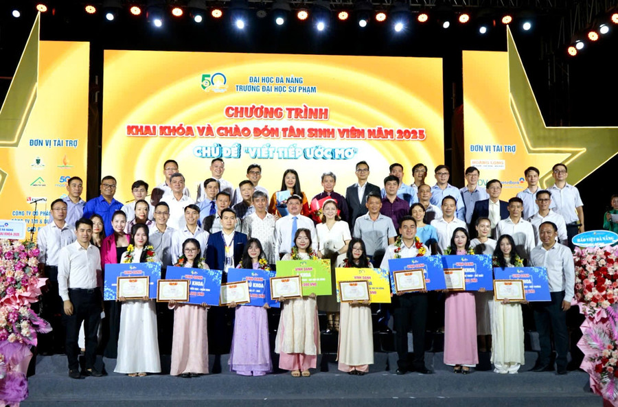 Trường Đại học Sư phạm - Đại học Đà Nẵng vinh danh tân sinh viên trong chương trình Khai khóa. 