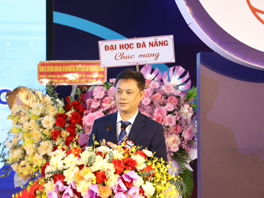 PGS.TS Nguyễn Văn Long trình bày diễn văn tại Lễ kỷ niệm. pgsts-nguyen-van-long-truong-dai-hoc-ngoai-ngu-da-nang.jpg