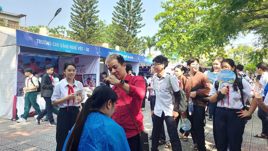 Học sinh khối lớp 9 các trường THCS trên địa bàn quận Hải Châu tìm hiểu thông tin và trải nghiệm nghề nghiệp tại Ngày hội. 
