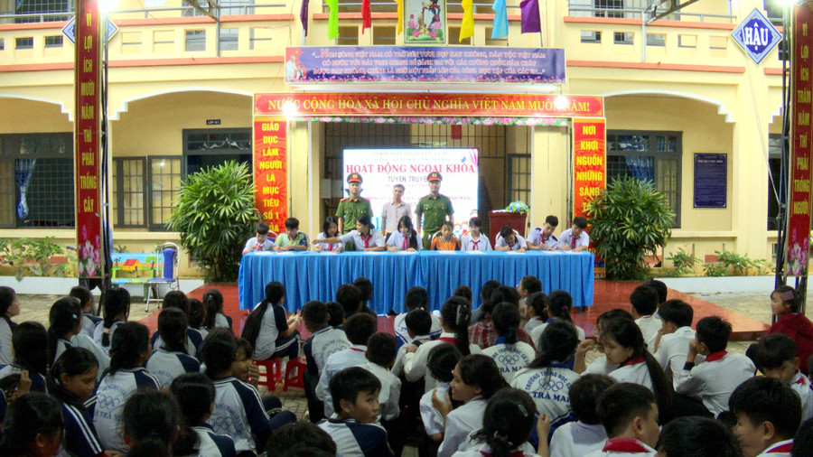 Học sinh Trường THCS Trà Mai (xã Nam Trà My, TP Đà Nẵng) cam kết chấp hành nghiêm quy định an toàn thông đường bộ.