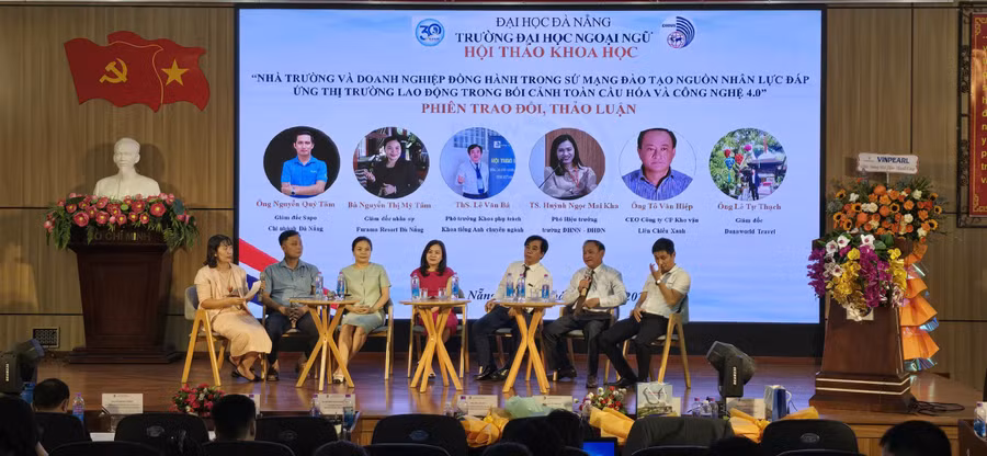 Doanh nghiệp cùng nhà trường thảo luận về hợp tác trong đào tạo để nâng cao chất lượng nguồn nhân lực. 