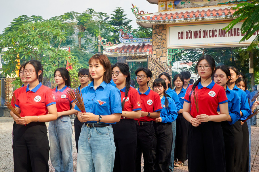 Đội tình nguyện Hoa phượng đỏ, Trường THPT Hoàng Hoa Thám (quận Sơn Trà, TP Đà Nẵng) dâng hương tưởng niệm tại Nghĩa trang Liệt sĩ Hòa Hải. 