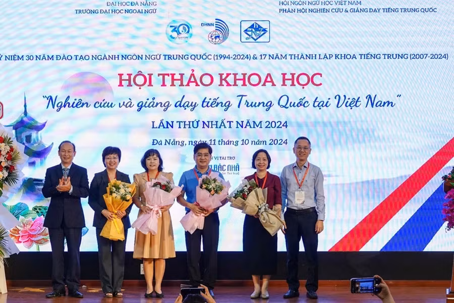 Ban tổ chức tặng hoa cho các báo cáo viên và điều hành Phiên toàn thể