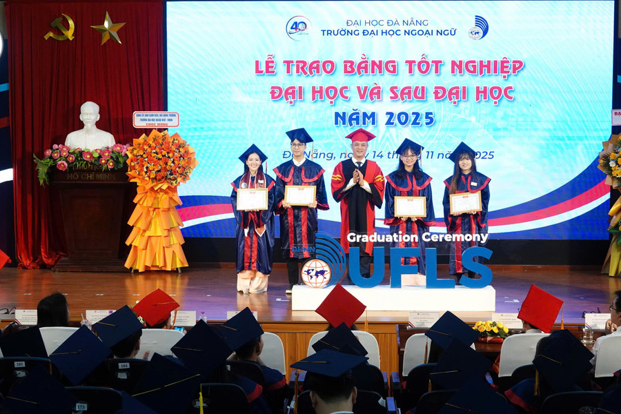 PGS.TS Nguyễn Văn Long, Hiệu trưởng Trường Đại học Ngoại ngữ, Đại học Đà Nẵng khen thưởng cho sinh viên tốt nghiệp loại xuất sắc.