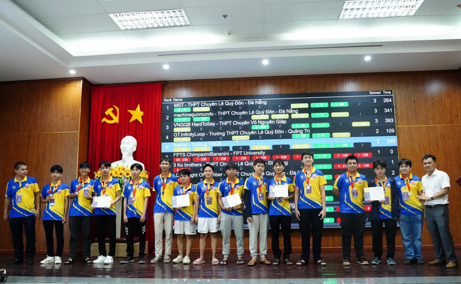 Ban tổ chức trao giải cho những thí sinh đến từ các trường THCS, THPT . lap-trinh.jpg